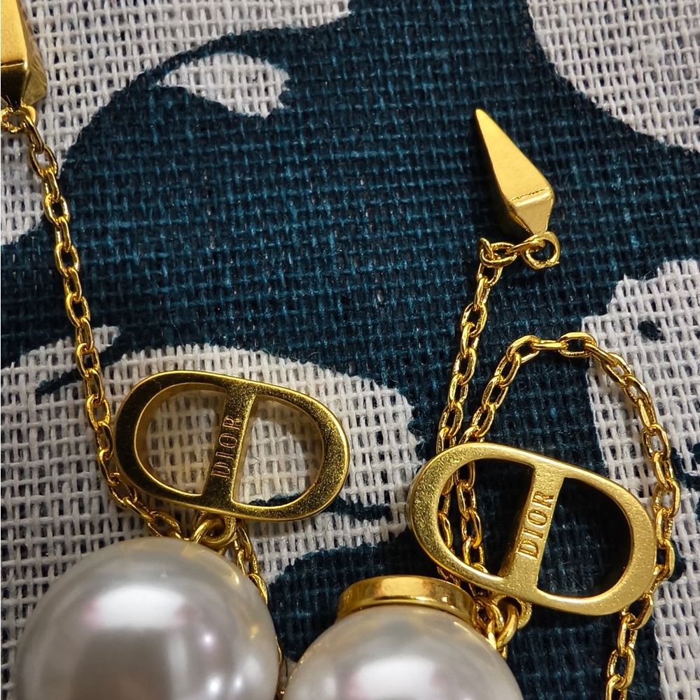 Dior Gold-Tone Pearl Drop Chain Earrings - Picture 5 of 7